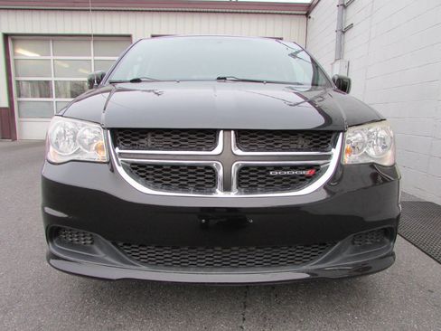 Used 2016 Dodge Grand Caravan SE image 2