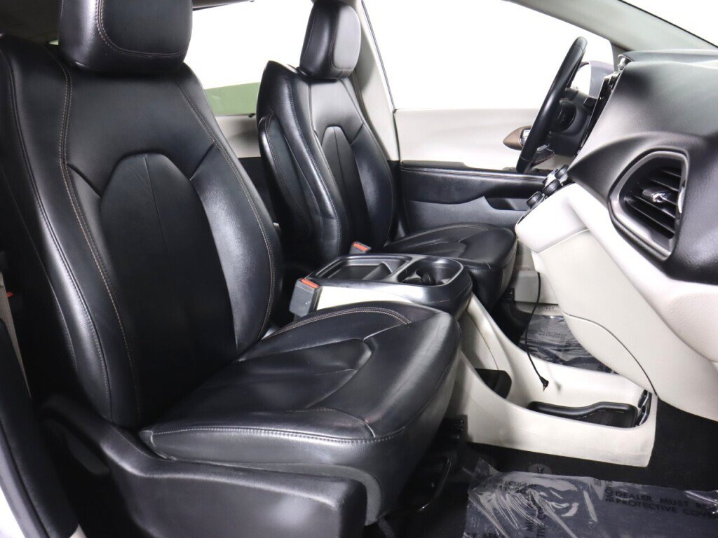Used 2017 Chrysler Pacifica Touring-L FWD image 42