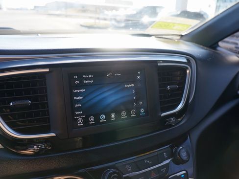 Used 2020 Chrysler Pacifica Touring-L w/ S Appearance Package image 23