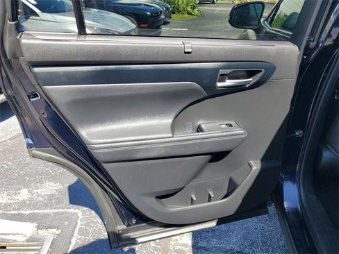 Used 2023 Toyota Highlander L image 31