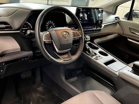 Used 2021 Toyota Sienna XLE image 17