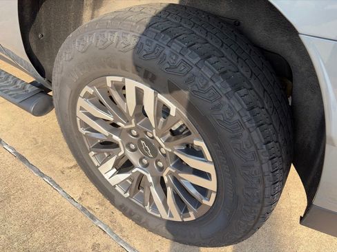 Used 2025 Chevrolet Suburban Z71 AWD/4WD image 6