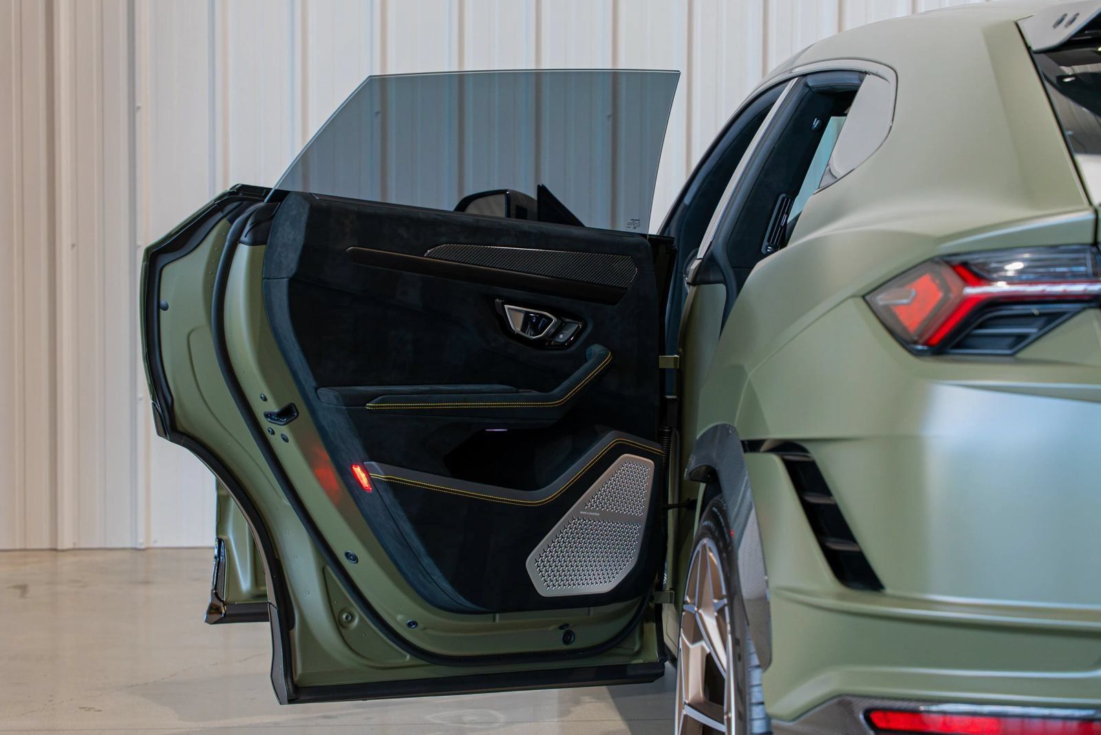 Used 2023 Lamborghini Urus Performante AWD/4WD image 35
