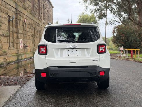 Used 2018 Jeep Renegade Latitude w/ UConnect 8.4 Nav Group image 5