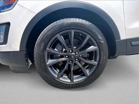 Used 2017 Ford Explorer XLT w/ Equipment Group 202A AWD/4WD image 10