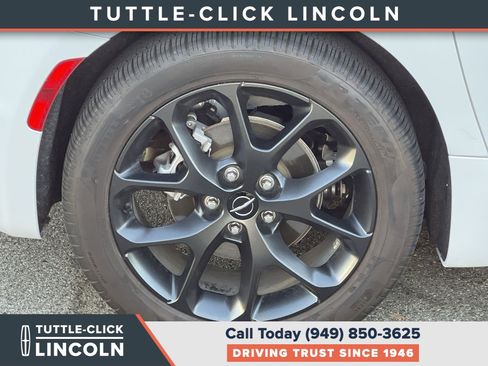 Used 2024 Chrysler Pacifica Limited w/ Uconnect Theater Family Group FWD image 11