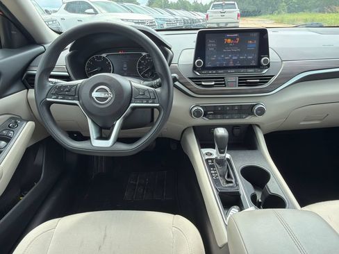 Used 2025 Nissan Altima 2.5 SV FWD image 22