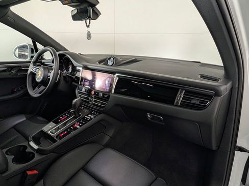 Certified 2025 Porsche Macan image 13