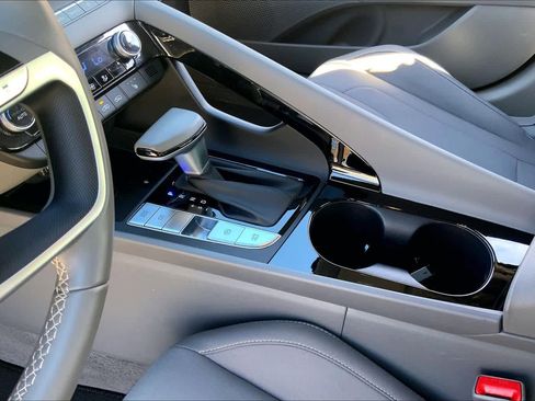 Used 2025 Hyundai Elantra SEL image 17