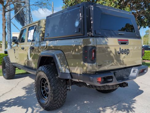 Used 2025 Jeep Gladiator Sport image 8