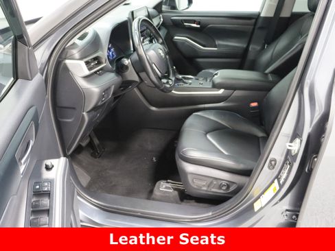 Used 2020 Toyota Highlander XLE image 14