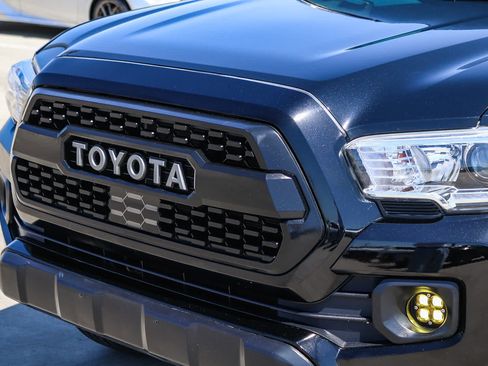 Used 2022 Toyota Tacoma TRD Off-Road w/ Technology Package AWD/4WD image 8
