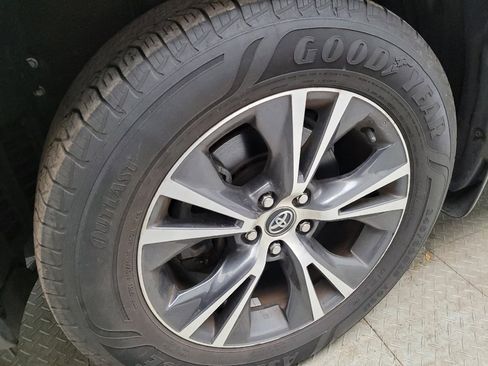 Used 2018 Toyota Highlander LE w/ Protection Package #3 image 31