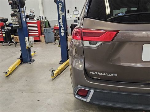 Used 2017 Toyota Highlander Limited image 8