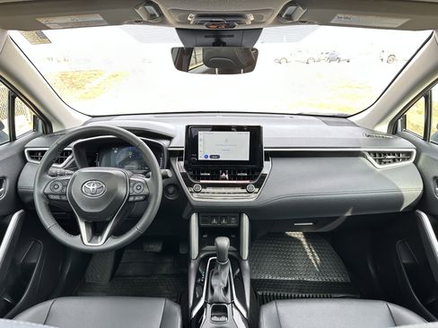 Used 2025 Toyota Corolla Cross XLE w/ Convenience Package image 28