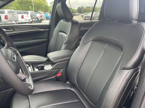 New 2025 Jeep Grand Cherokee Limited w/ Black Appearance Package image 8