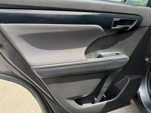 Used 2022 Toyota Highlander LE image 25