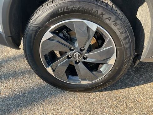 Used 2024 Nissan Rogue SV image 11