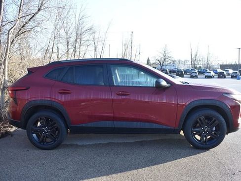 Used 2024 Chevrolet Trax ACTIV w/ Sunroof Package image 2