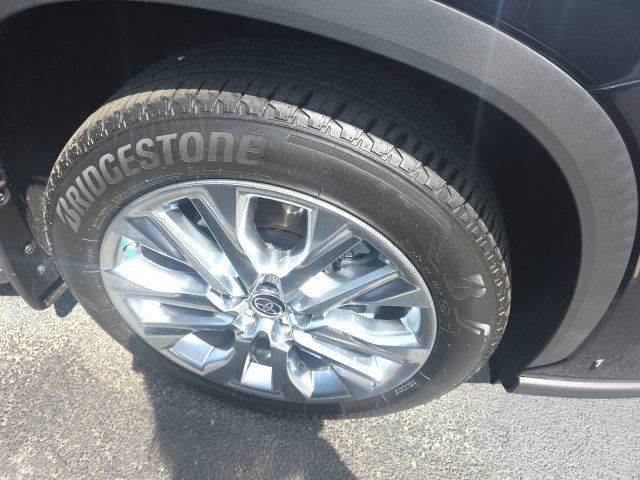 Used 2025 Toyota Highlander Limited FWD image 4