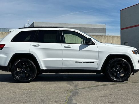 Used 2019 Jeep Grand Cherokee Laredo image 6