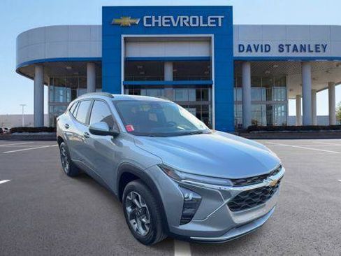 Used 2025 Chevrolet Trax LT w/ Driver Confidence Package FWD image 2