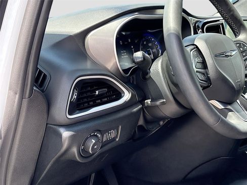 Used 2025 Chrysler Pacifica Select FWD image 10