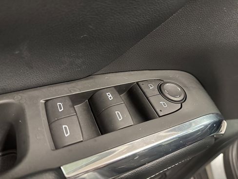 Used 2025 Chevrolet Traverse LT image 22