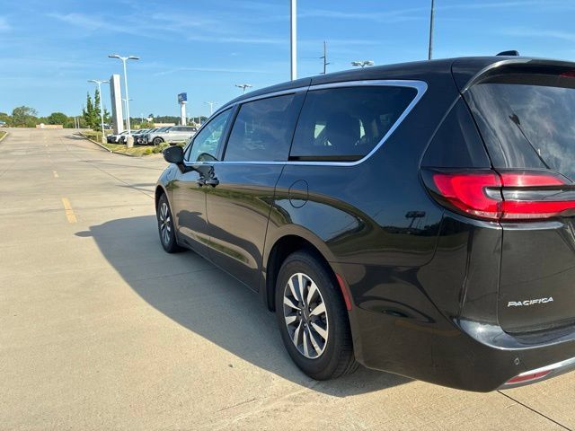 Used 2023 Chrysler Pacifica Touring-L FWD image 2