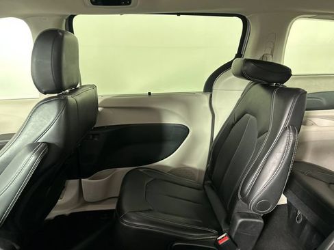 Certified 2024 Chrysler Pacifica Touring-L FWD image 14