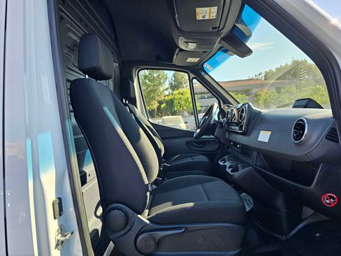 Used 2025 Mercedes-Benz Sprinter 2500 image 10