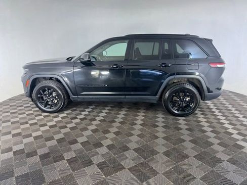 Used 2024 Jeep Grand Cherokee Altitude AWD/4WD image 4