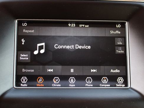 Used 2020 Jeep Grand Cherokee Laredo image 25