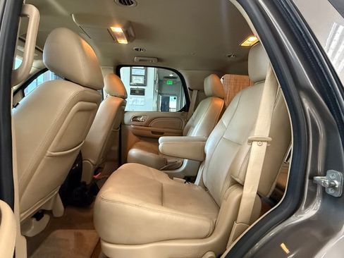 Used 2013 Cadillac Escalade Premium RWD image 7