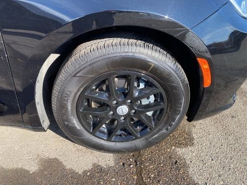 Used 2026 Chrysler Pacifica Select image 14