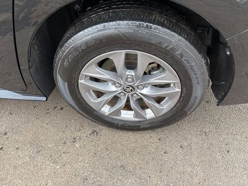 Used 2025 Toyota Sienna LE image 39