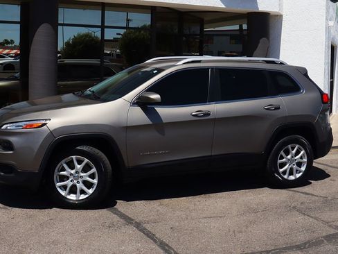 Used 2017 Jeep Cherokee Latitude w/ Comfort/Convenience Group image 4