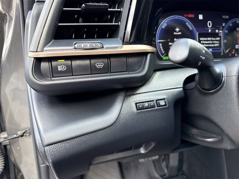 Used 2023 Toyota Crown Limited image 19