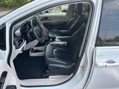 Used 2023 Chrysler Pacifica Touring-L FWD image 16