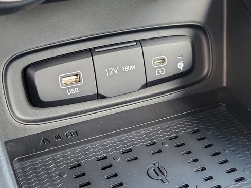 Used 2025 Hyundai Venue Limited FWD image 24