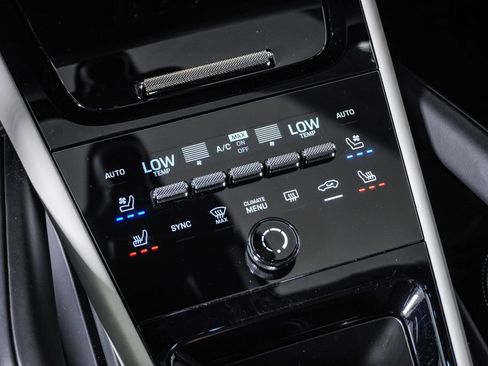 Certified 2025 Porsche Cayenne Coupe AWD/4WD image 24