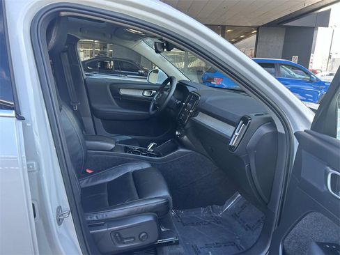 Used 2023 Volvo XC40 B5 Plus image 19