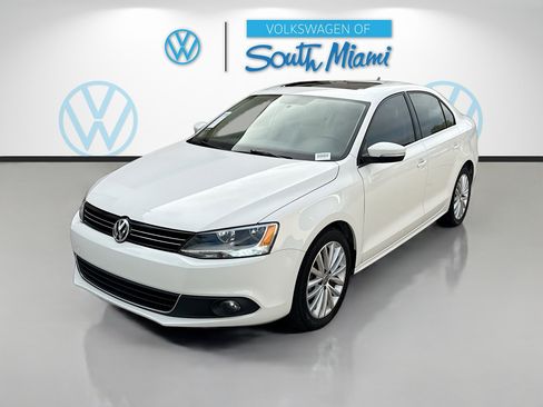 Used 2011 Volkswagen Jetta SEL image 3