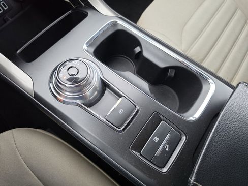 Used 2019 Ford Fusion SE FWD image 25