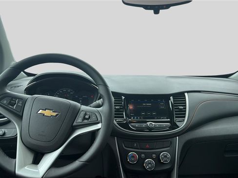 Used 2019 Chevrolet Trax LT w/ Sun & Sound Package FWD image 9