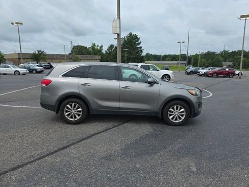 Used 2017 Kia Sorento L FWD image 2