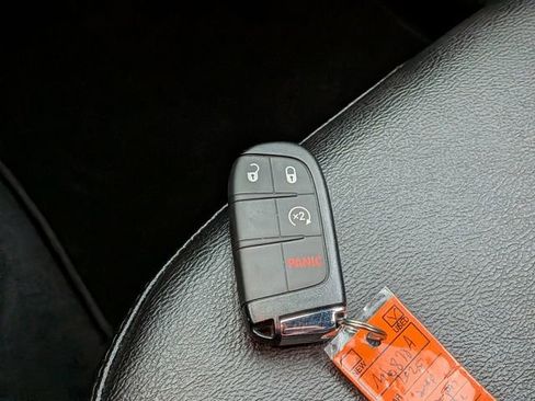 Used 2025 Jeep Compass Latitude image 32