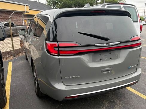 Used 2022 Chrysler Pacifica Touring-L FWD image 5