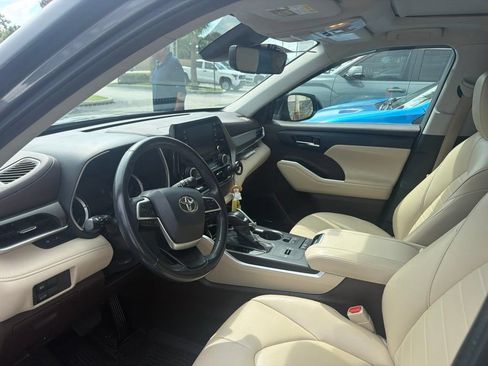 Used 2022 Toyota Highlander XLE FWD image 5