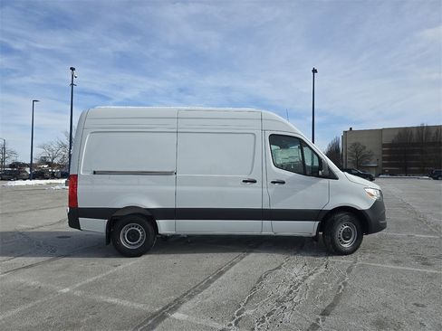 Used 2025 Mercedes-Benz Sprinter 2500 image 14